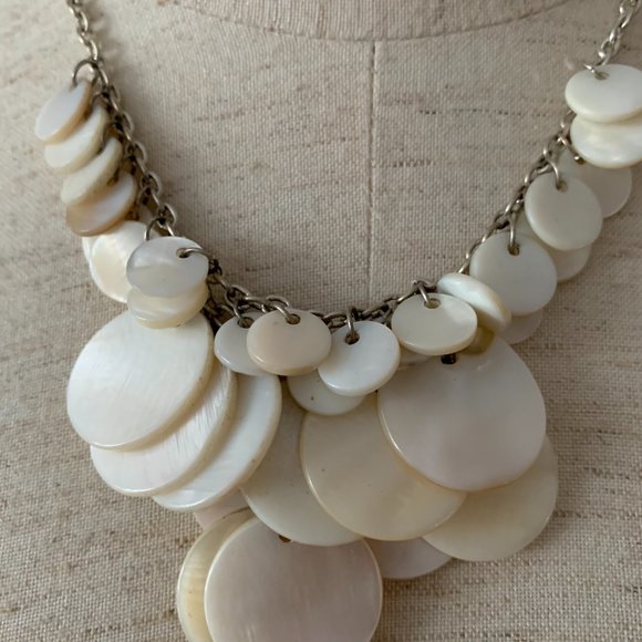 Cream color necklace - Picture 2 of 5
